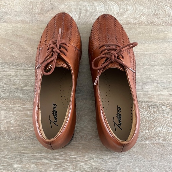 Trotters, Lizzie Derby, Flat Oxford Shoes - Picture 9 of 15